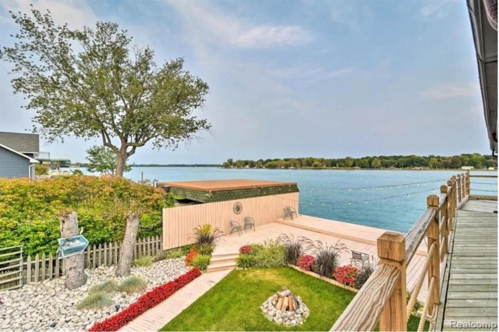 Lovely House On The Lake Algonac Exterior foto